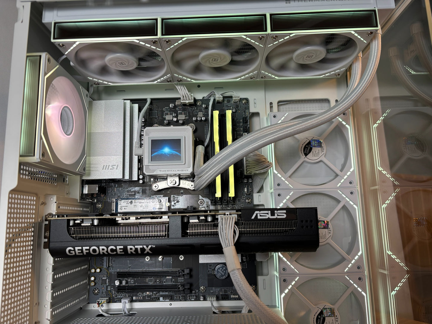 Ordinateur gaming blanc, RTX 5070TI, Ryzen 7 9700X, 32GB DDR5, 1TB NVMe