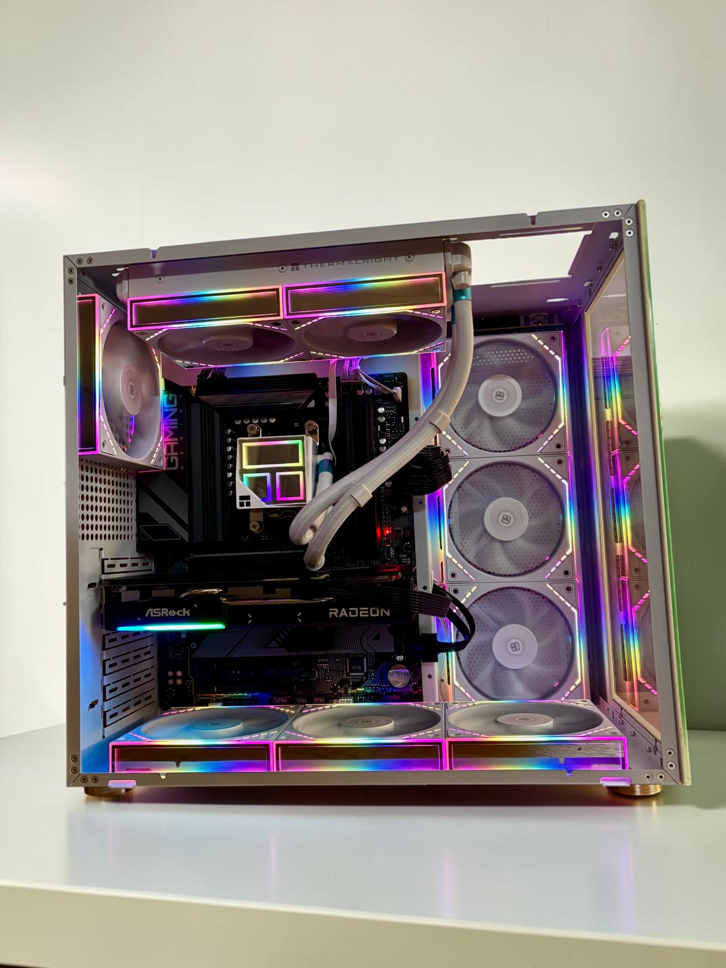 Ordinateur gaming blanc, AMD RX 9060XT 16GB, Ryzen 7 8700F, 16GB DDR5, 1TB NVMe