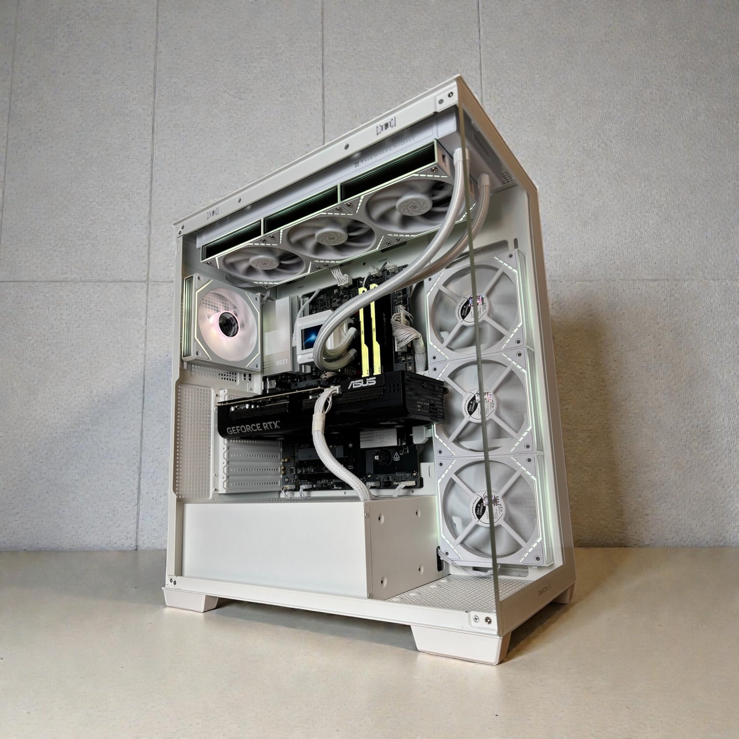 Ordinateur gaming blanc, RTX 5070TI, Ryzen 7 9700X, 32GB DDR5, 1TB NVMe