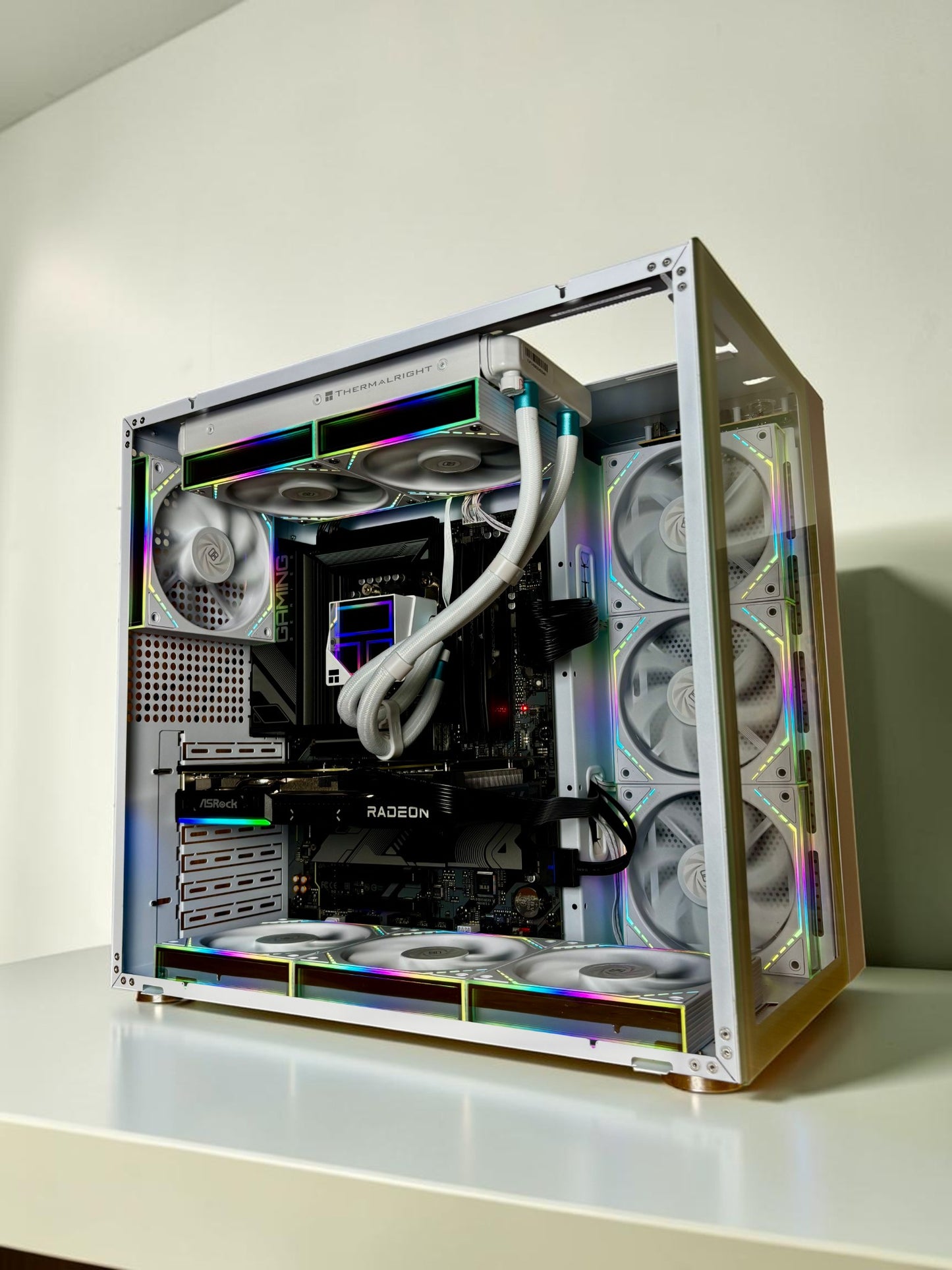 Ordinateur gaming blanc, AMD RX 9060XT 16GB, Ryzen 7 8700F, 16GB DDR5, 1TB NVMe