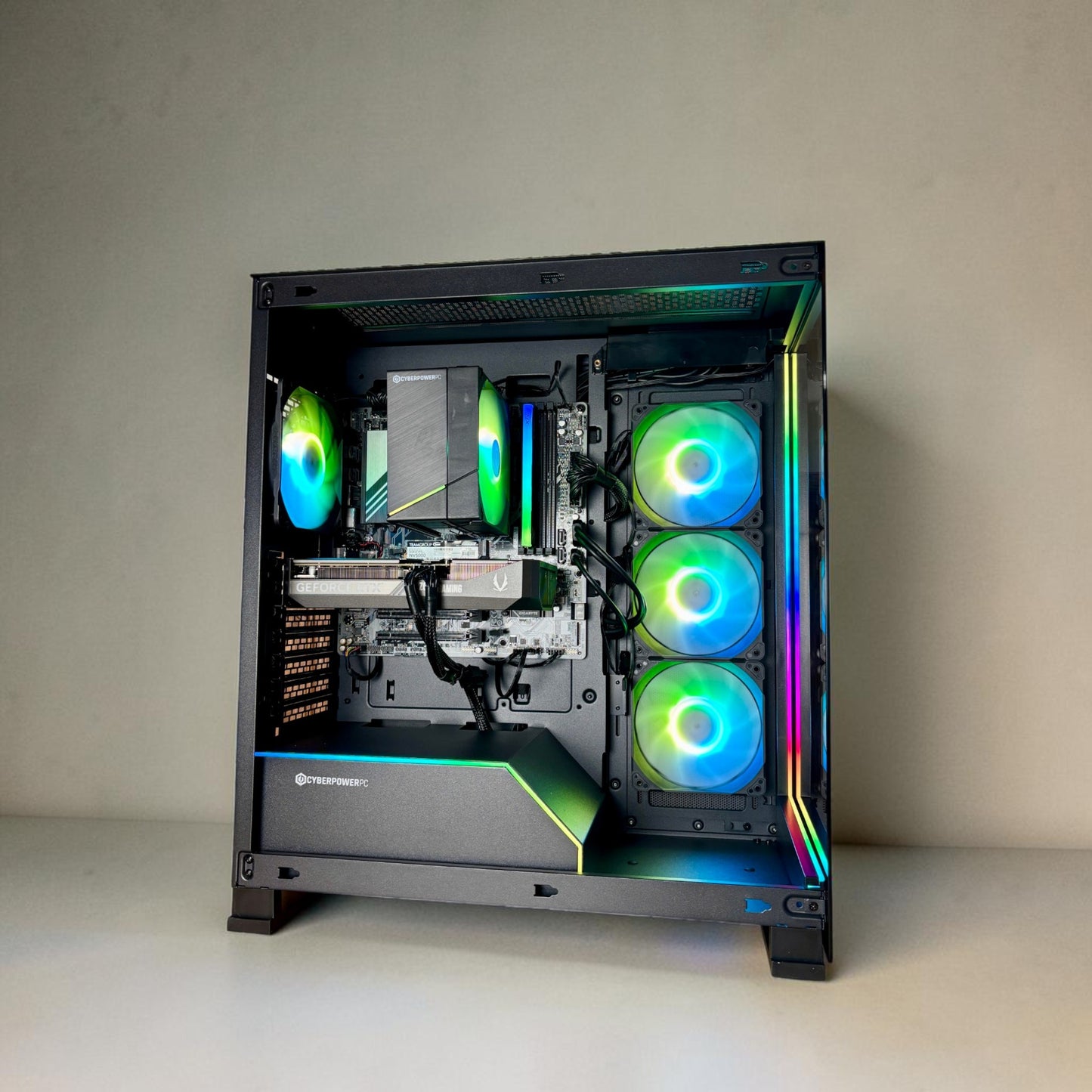 Ordinateur gaming blanc, RTX 5060TI, Ryzen 7 8700F, RAM DDR5, 1TB NVMe