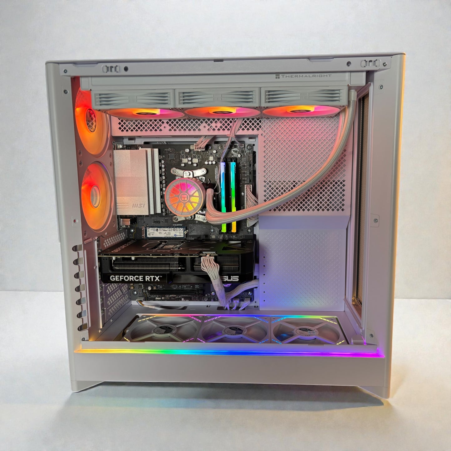 Ordinateur gaming blanc, RTX 5070, Ryzen 7 9700X, 32GB DDR5, 1TB NVMe