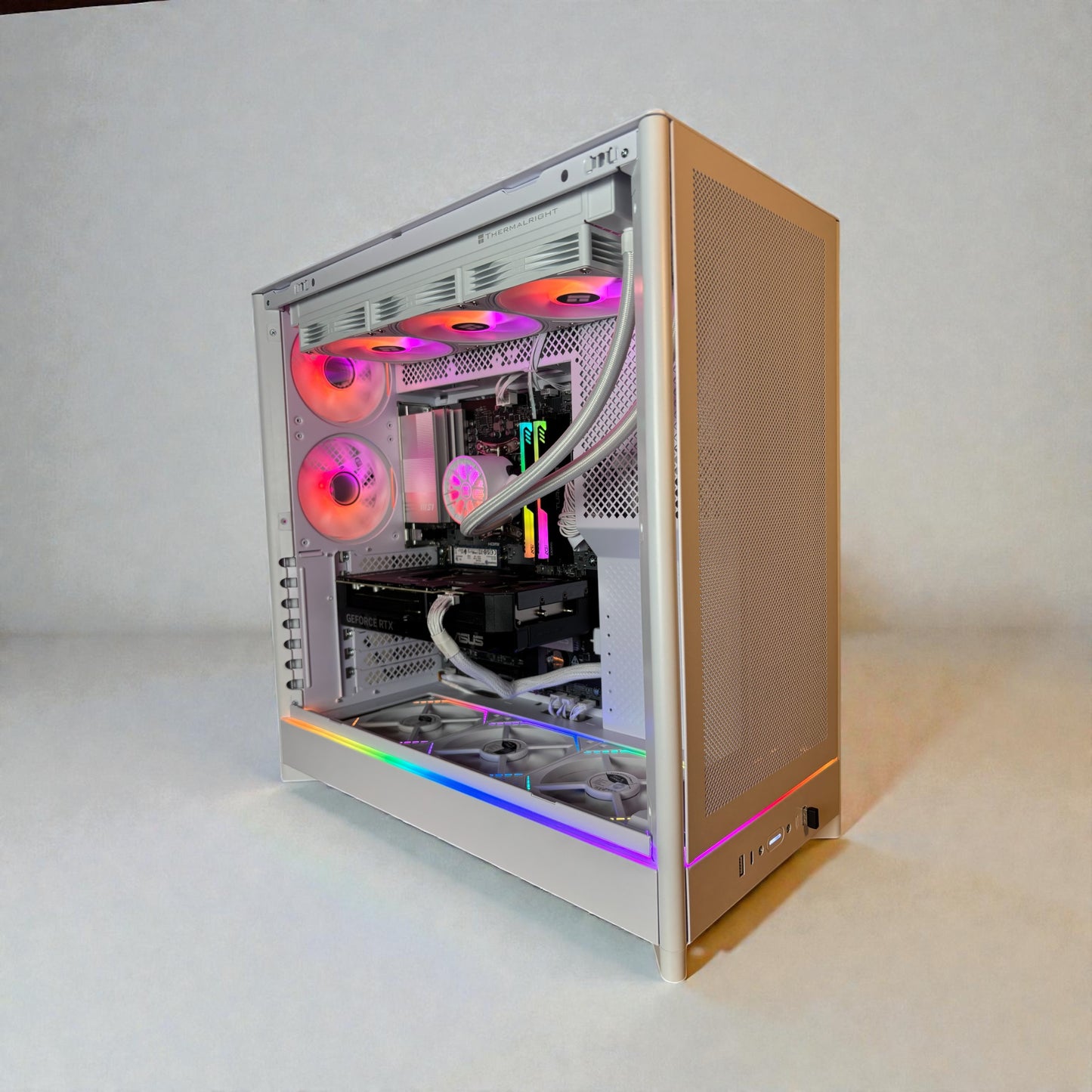 Ordinateur gaming blanc, RTX 5070, Ryzen 7 9700X, 32GB DDR5, 1TB NVMe